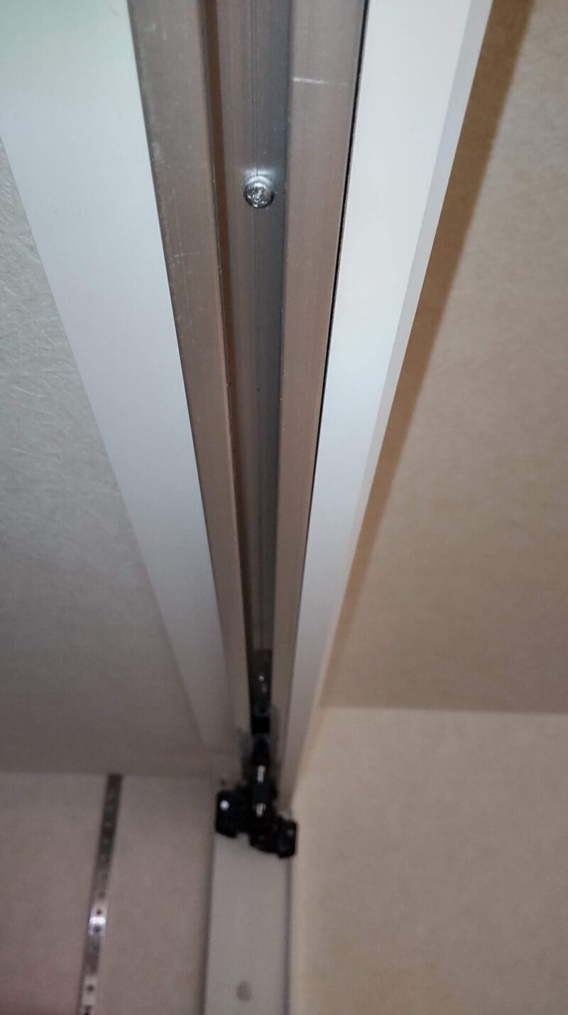 折れ戸の天井側のレール