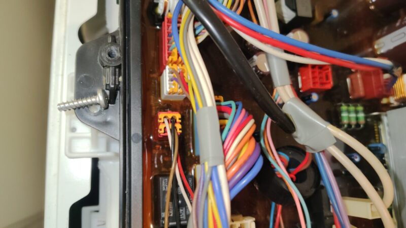 パナソニック洗濯機 基盤のねじ外す