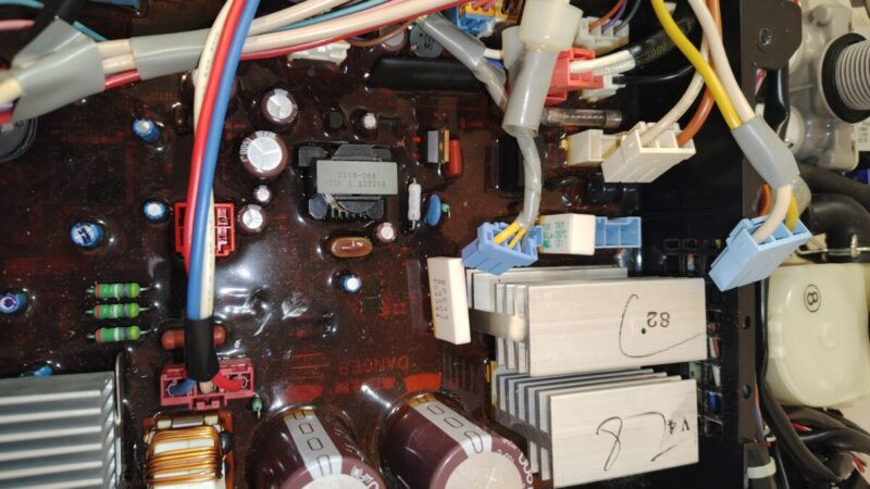 パナソニック洗濯機基盤のコネクタ外し中