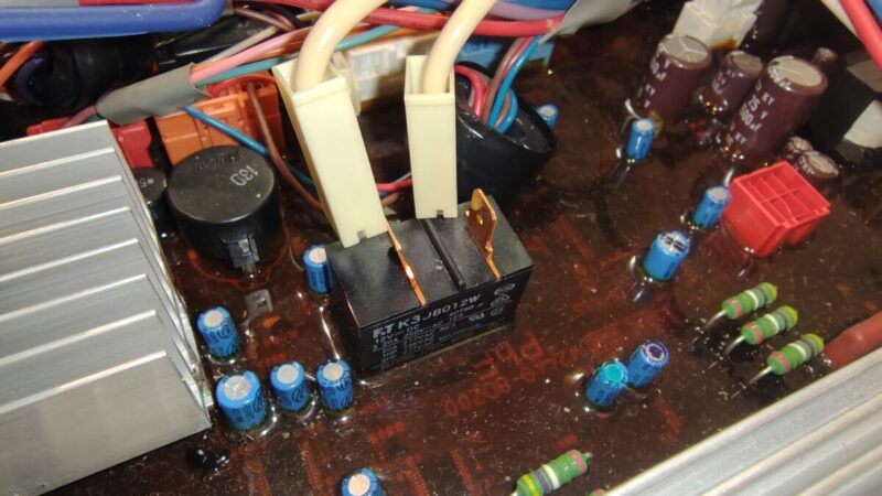 パナソニック洗濯機コネクタ外し中