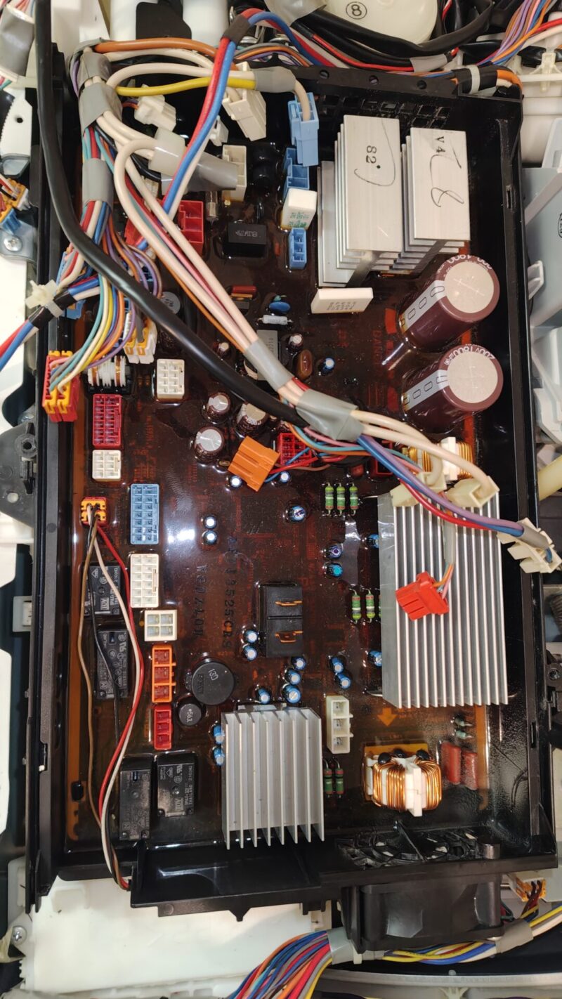 パナソニック洗濯機基盤のコネクタ外し中