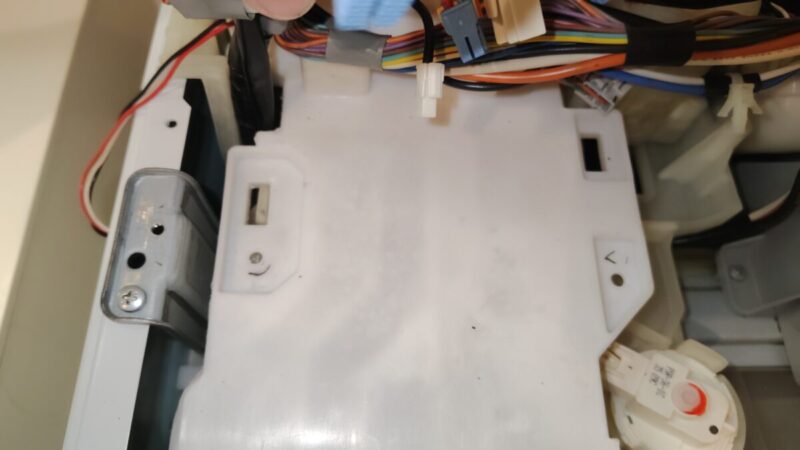 パナソニック洗濯機 基盤下のカバー外し