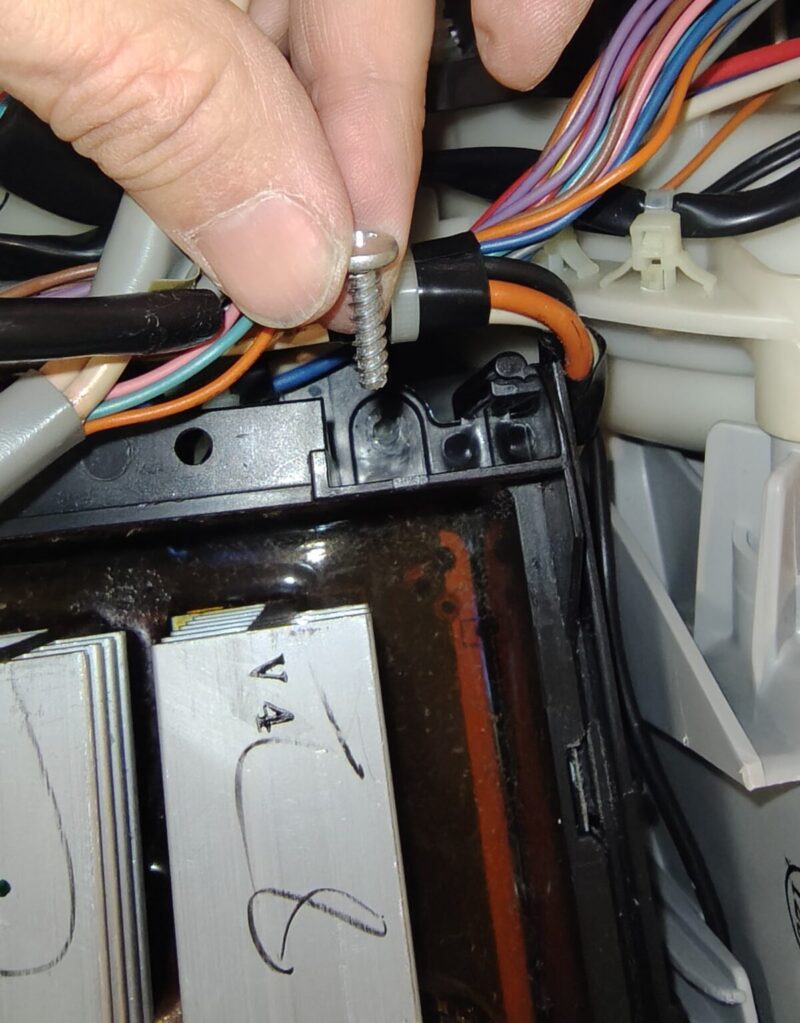 パナソニック洗濯機基盤のねじ外し中