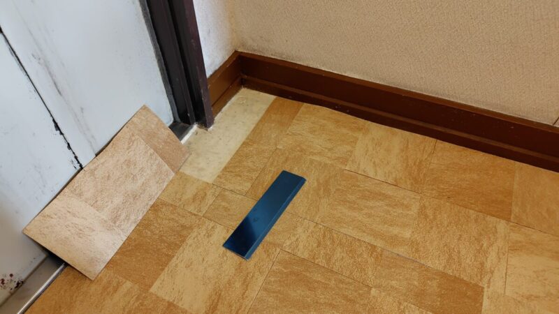 床材シート切断に使ったステンレスの定規