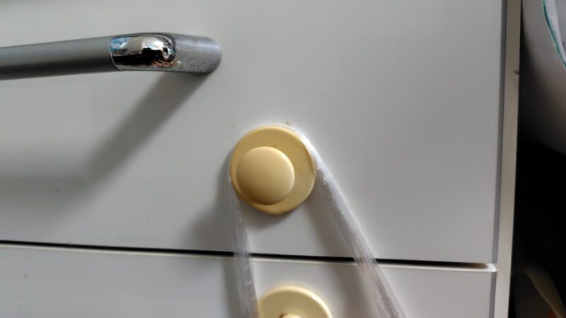 粘着フックはがし ひもをひっかける