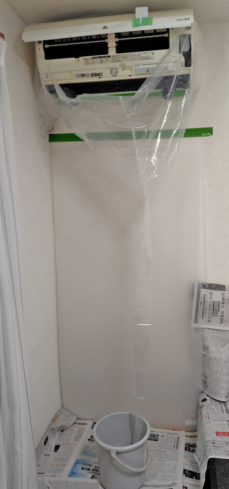 エアコンに洗浄カバーをつけてバケツを準備