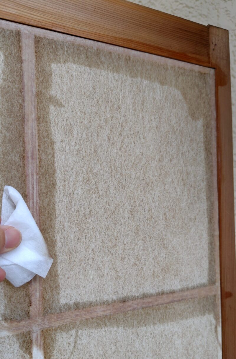 紙の障子をはずすためにぬらす