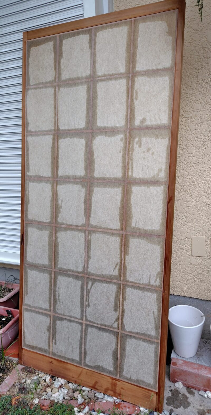 紙の障子をはがすためにぬらす