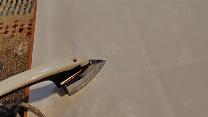 プラスチック障子紙をアイロンで接着する