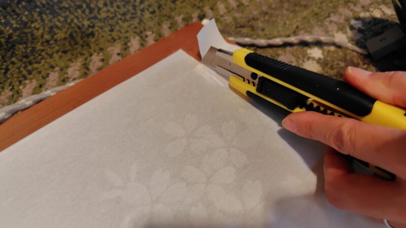 プラスチック障子紙をカッターで切る