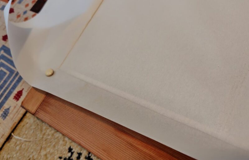 プラスチック障子紙をピン固定したところ