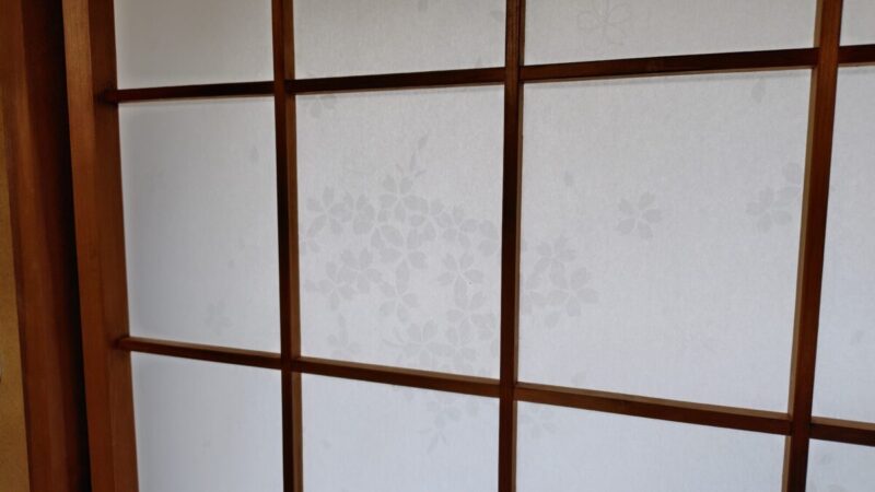 張り替えが終わったプラスチック障子紙さくら模様