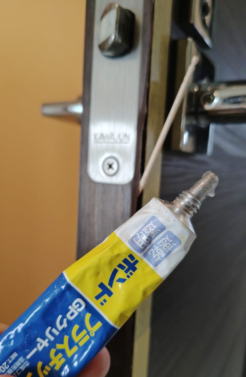 ドア側面のシートのはがれ、めくれを接着剤でくっつける