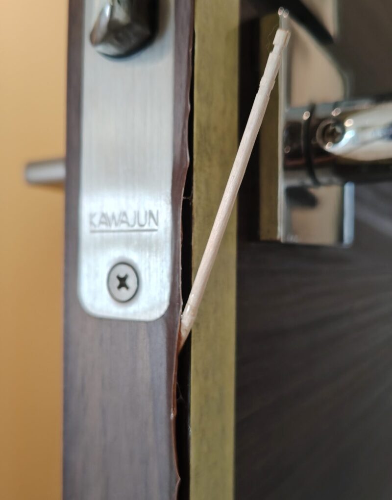 ドア側面のシートのはがれ、めくれを接着剤でつまようじで押し込みする