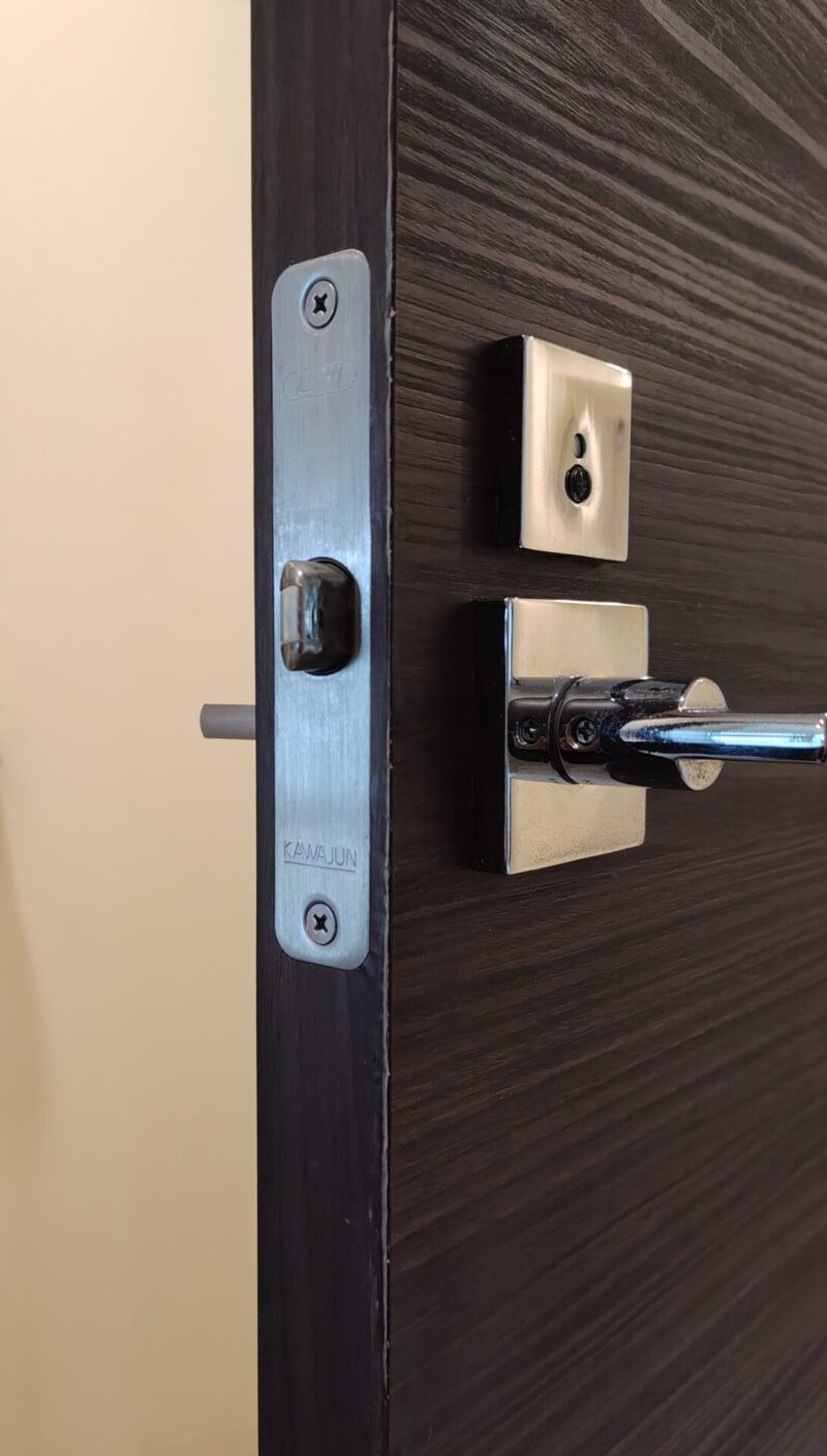 ドア側面のシートのはがれ、めくれを接着修理した後