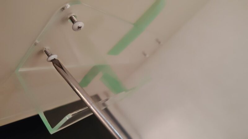 アクリルラックをねじ止めする